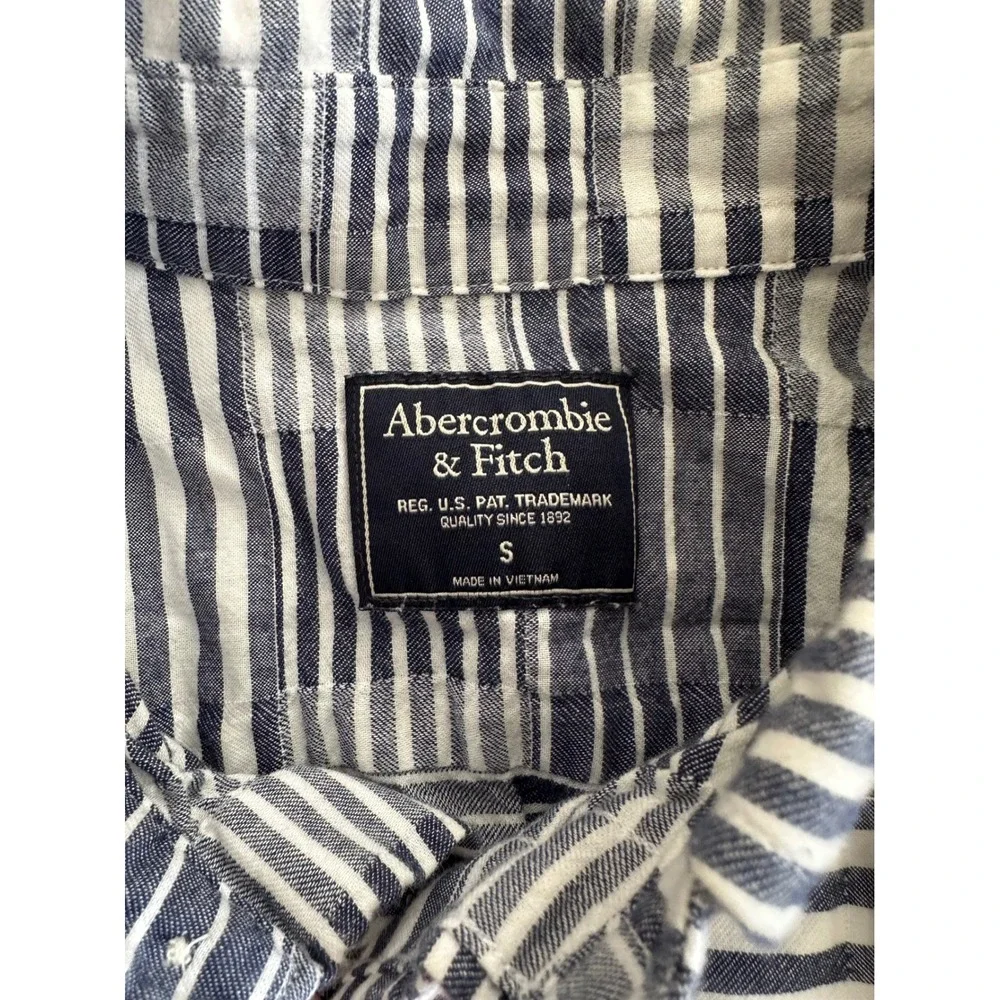 Abercrombie & Fitch | Blue &‎ White Striped Short Sleeve Button Down - Small